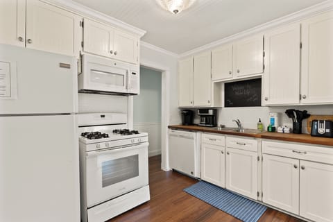 Another view of the kitchen.