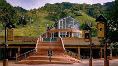 All of our rentals are within walking distance of the Silver Queen Gondola