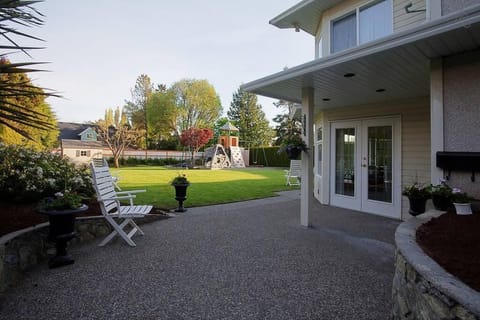 Private entrance with patio
