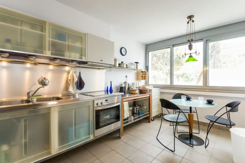 Modern,fully equipped kitchen 