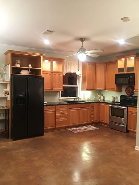 Fully furnished kitchen, open and spacious
