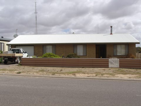 Comfortable, spacious  home on corner block.  Book 7  nights - Pay for only 5.