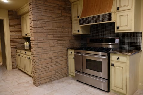 Large Kitchen Range and Oven and extra prep room