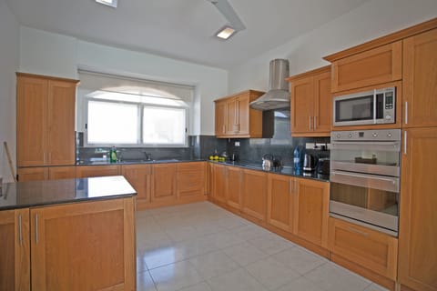 Kitchen and breakfast island