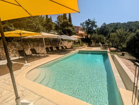 Appréciez la piscine - et l'ombre à côté