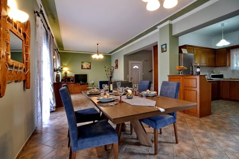 Angela Pool Maisonette Agios Georgios Dining Area