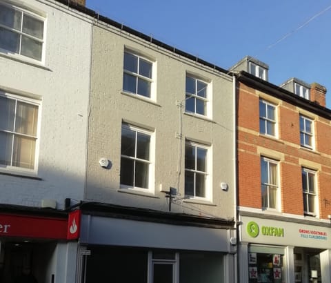 Apartment from the front, right on the highstreet