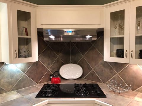 Gas cooktop with kettle