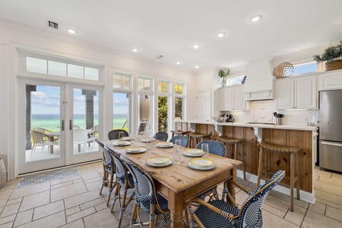 Space for Everyone with Additional Bar Seating for 4!