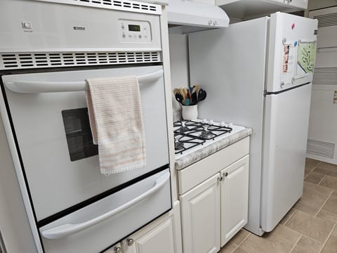 Kitchen, gas stove and oven