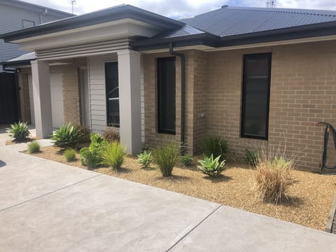 Modern getaway 500m from beach and Main Street, private location