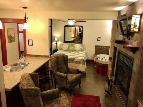 Living Area
This cozy getaway has it all. A full kitchen, plush queen-size bed, wood burning fireplace, spa tub, and private patio looking at Lake Superior makes Inn Suite #7 a must stay.