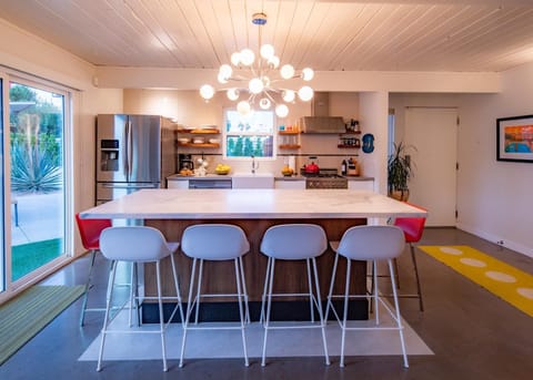 Well equipped kitchen w/ bar seating for 6, gas range & stainless appliances