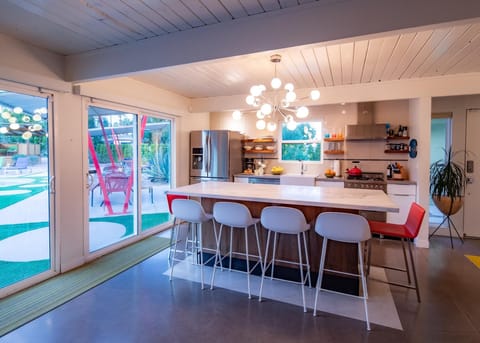 Well equipped kitchen w/ bar seating for 6, gas range & stainless appliances