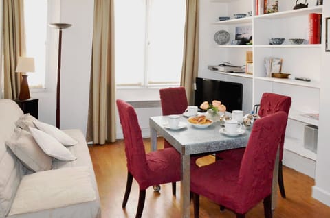 Living room : sofa and table