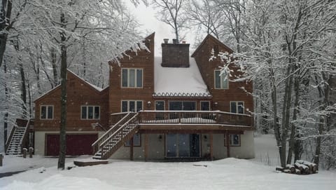 Winter Wonderland!  A 3700 sq ft walkout N. Michigan Ski and Winter Retreat