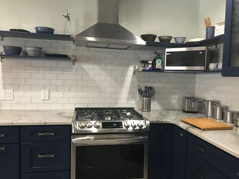 Gas range. Microwave.