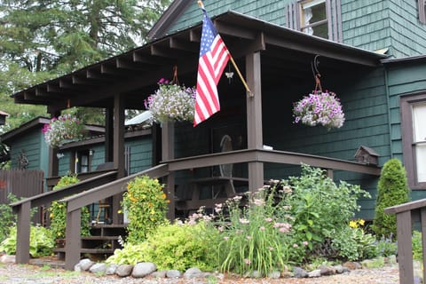 Back porch with 10 person picnic table.