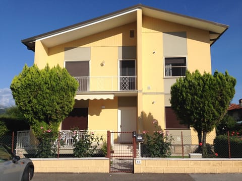 Apartment Lina - Ground Floor 3 bedroom apartment as seen from the road