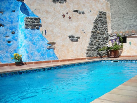 Heatable pool with integrated jacuzzi