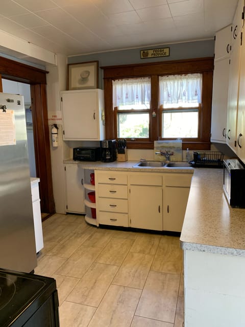 Fully stocked kitchen. Microwave, blender, toaster, coffee maker, & crock pot.