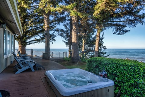 Hot Tub on the deck overlooking the Ocean