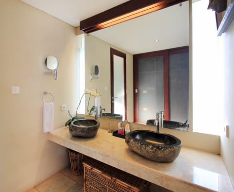 Private 7 bedroom villa retreat, Canggu