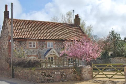 Mayes Cottage, Brancaster: A super detached cottage curated from traditional Norfolk brick and flint