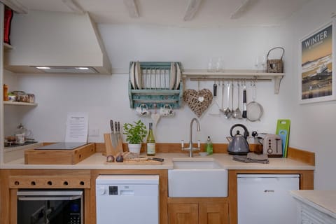 The well-equipped kitchen