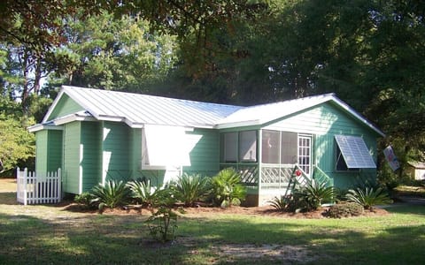 521 GREAT OAK CIRCLE / SUNSET BEACH; VIEW FROM STREET