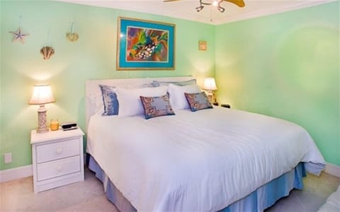 the king bedroom two night stands ipod/phone docking and charging