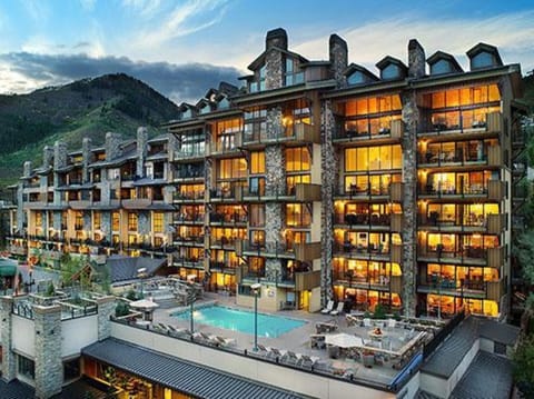 Beautiful Landmark Vail - This Condo faces the slopes and overlooks the pool!