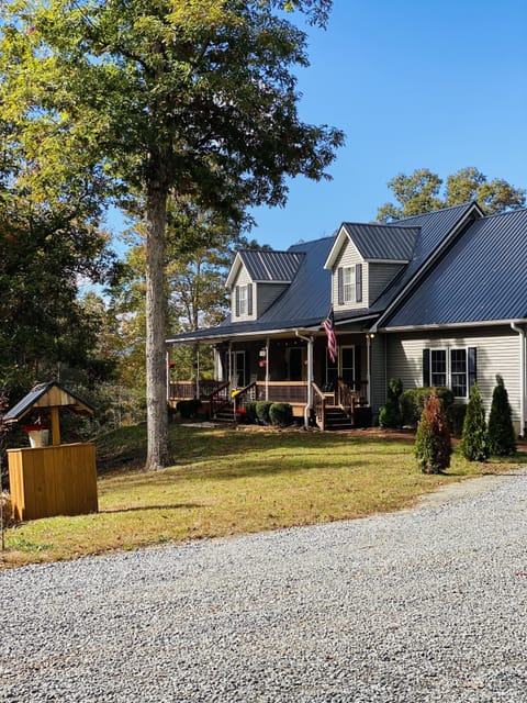 Our Peaceful spacious mountain top home! 