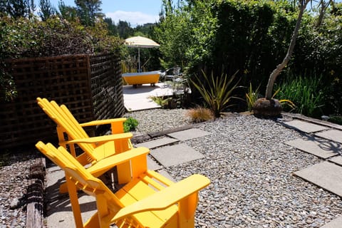 Languish under stars or sun at this private cottage on 7 acres close to Māpua