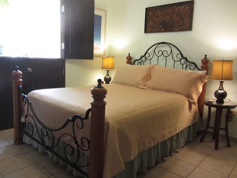 MASTER BEDROOM QUEEN SIZE BED