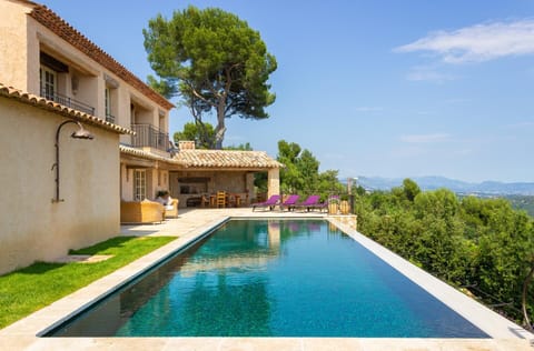 Exceptional sea views from salt water infinity 
pool, heated upon request.