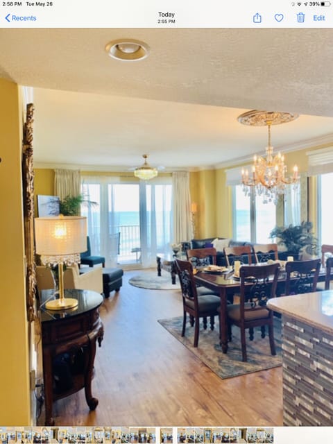 Oceanfront dining, kitchen and living room. Gorgeous, elegant chandelier! 🌟