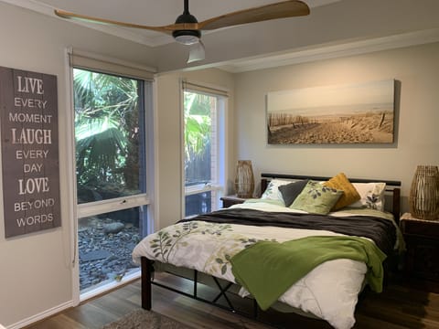 Downstairs main bedroom
"The townhouse is beautifully clean and modern “Mark