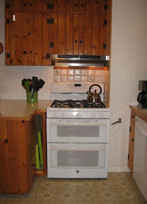 New in 2014 - 5 burner, double oven, electronic ignition gas stove