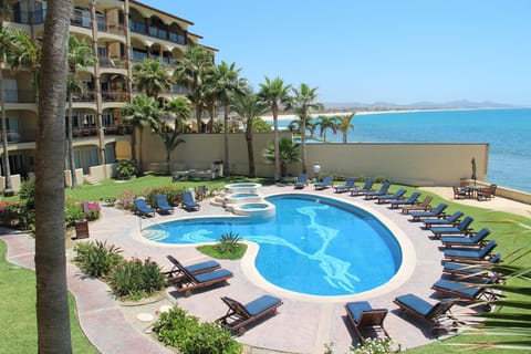 Pool with 3 hot tubs