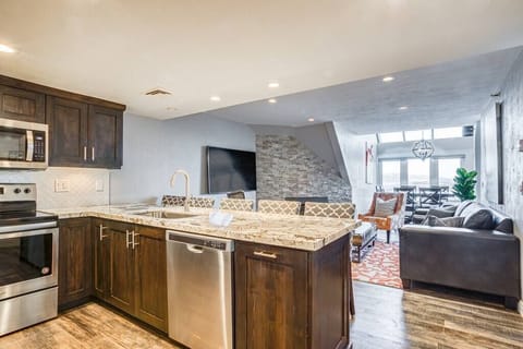 Kitchen & Living area: Modern elegance w/ Stunning views and stylish decor