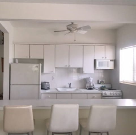 Fully equipped kitchen.