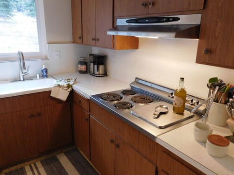Kitchen with all the cooking utensils you will need!