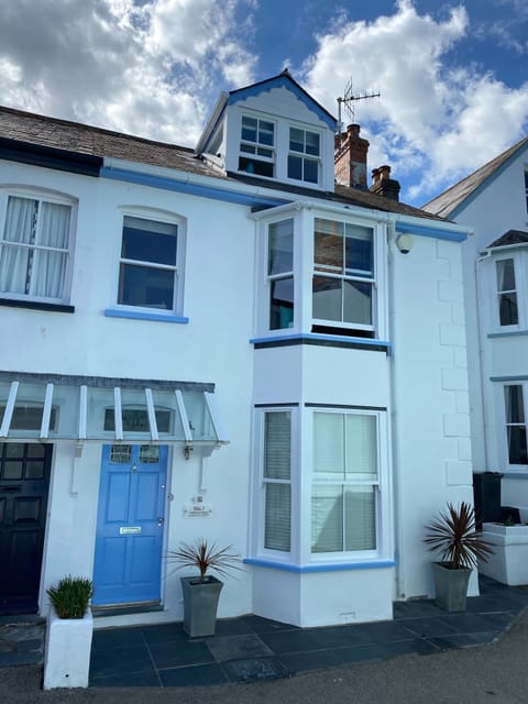 1 Harbour View
Enjoying uninterrupted views across the harbour to Polruan 