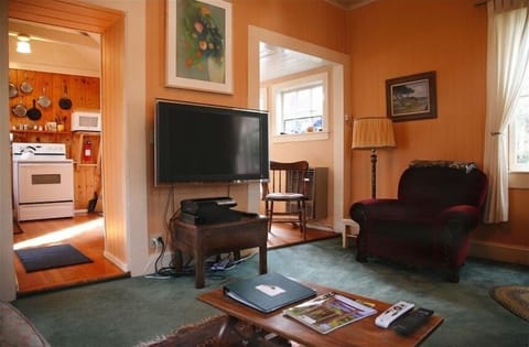 Living Room with HD 40' XBR Sony/Free Streaming Netflix with WiFi.