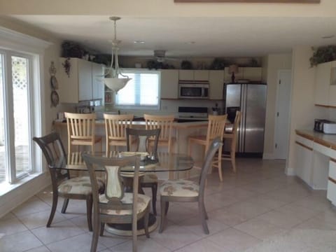 kitchen/breakfast area