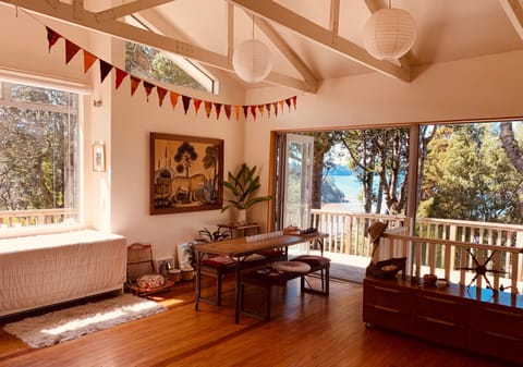 Open plan Lounge & dining area - day bed / luxurious couch / fireplace / kitchen