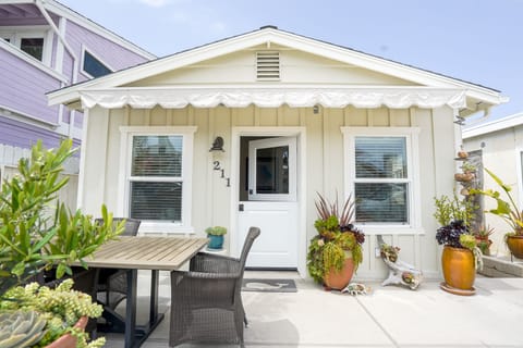 Welcome to our charming little cottage, built in 1921 and renovated in 2013!