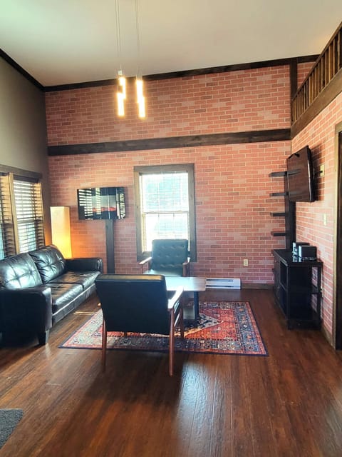 2-Bedroom apartment w/Loft (D7), walk to Main St. (737)