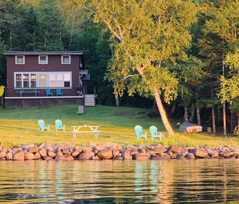 Relaxing Lakefront Getaway!!!
